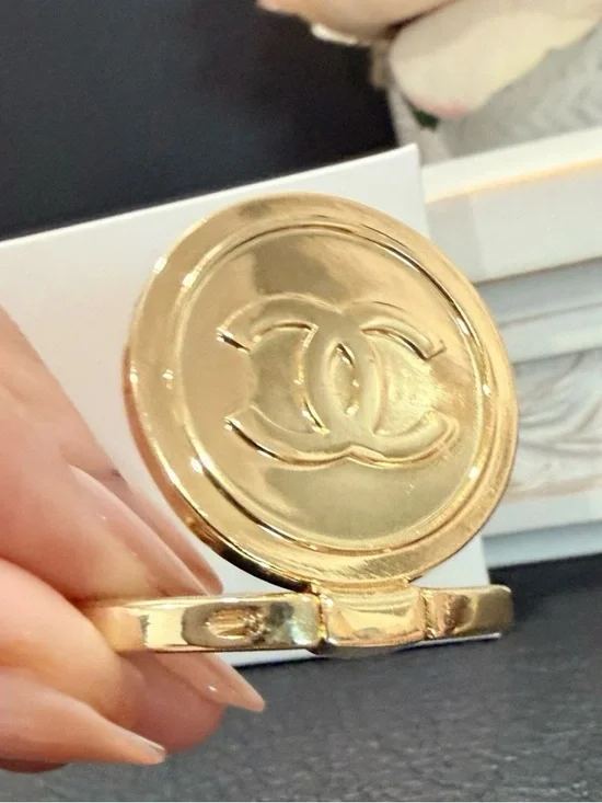 CHANEL Beaute Finger Phone Ring Stand Holder, Gift-with-Purchase NEW IN BOX - Picture 2 of 4